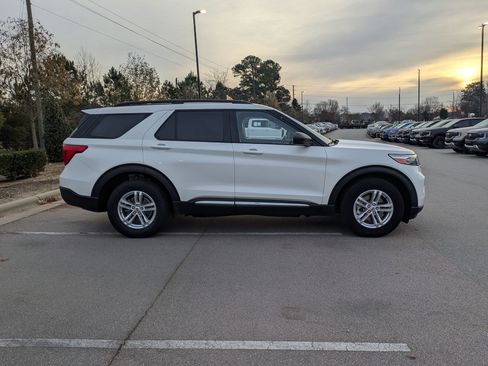 Certified 2022 Ford Explorer XLT w/ Equipment Group 202A image 3