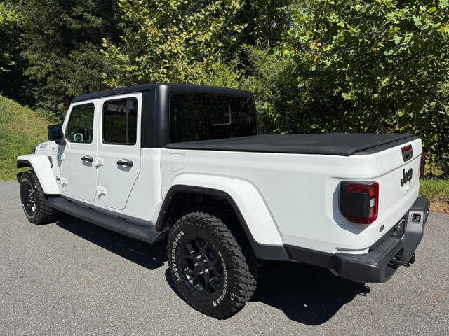 Used 2024 Jeep Gladiator Sport AWD/4WD image 9