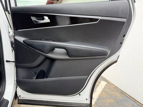 Used 2019 Kia Sorento AWD V6 image 25
