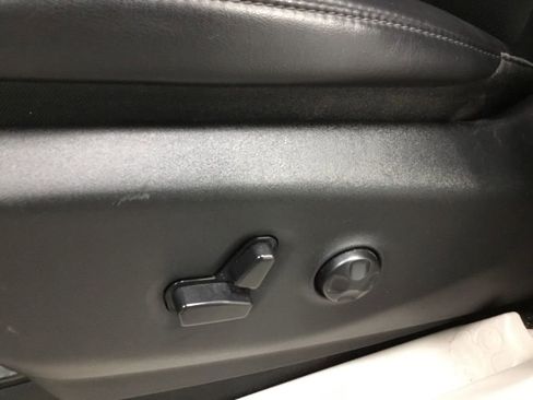 Used 2023 Chrysler Pacifica Touring-L image 8