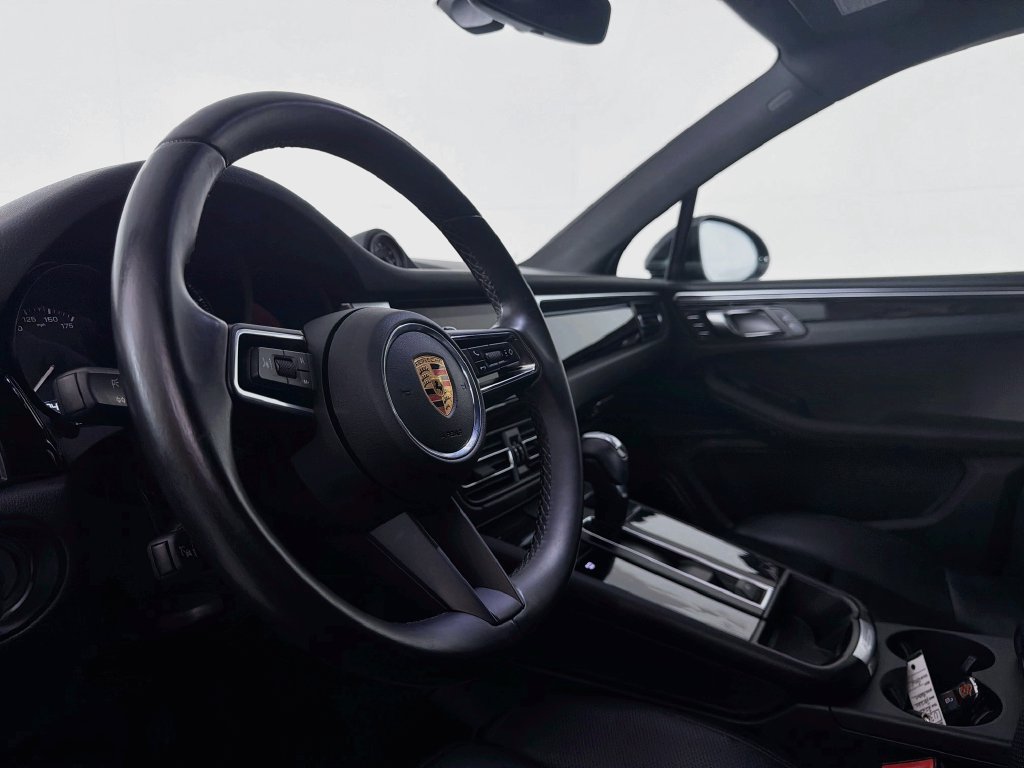 Certified 2023 Porsche Macan AWD/4WD image 4