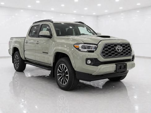 Used 2023 Toyota Tacoma TRD Sport w/ TRD Premium Sport Package AWD/4WD image 7