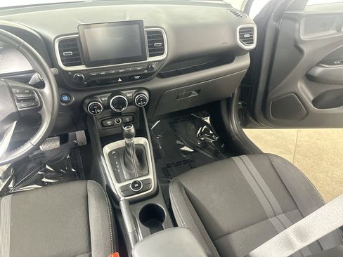 Used 2025 Hyundai Venue SEL FWD image 19