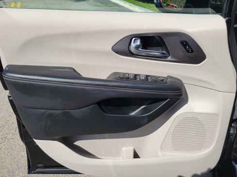 Used 2024 Chrysler Pacifica Touring-L FWD image 23
