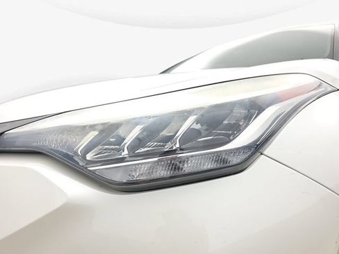 Used 2021 Toyota C-HR XLE FWD image 32