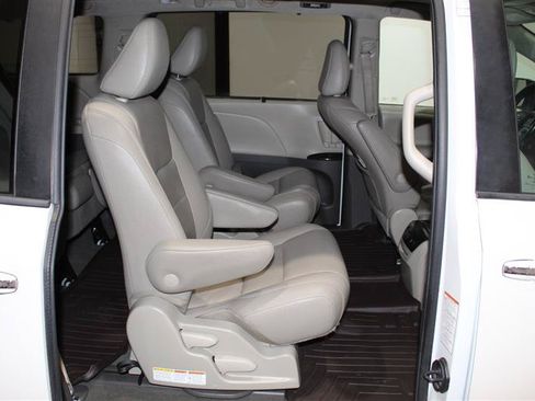 Used 2020 Toyota Sienna XLE AWD/4WD image 28