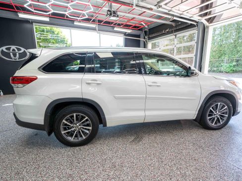 Used 2018 Toyota Highlander XLE AWD/4WD image 4