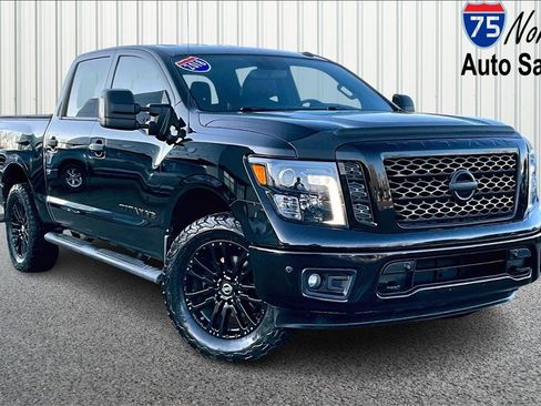 Used 2018 Nissan Titan SV image 1