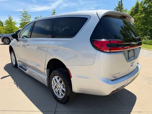 Used 2024 Chrysler Pacifica Touring-L FWD image 3