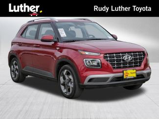 Used 2025 Hyundai Venue SEL FWD video 1