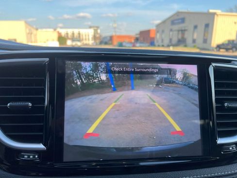 Used 2025 Chrysler Pacifica Limited image 27