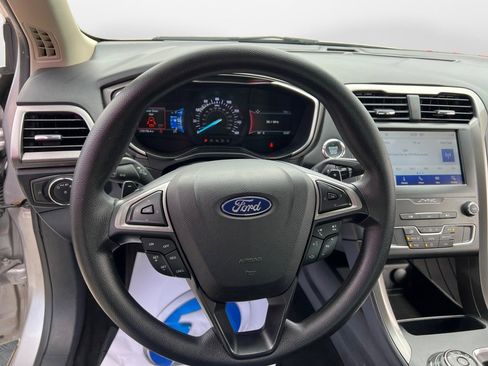 Used 2019 Ford Fusion SE image 10