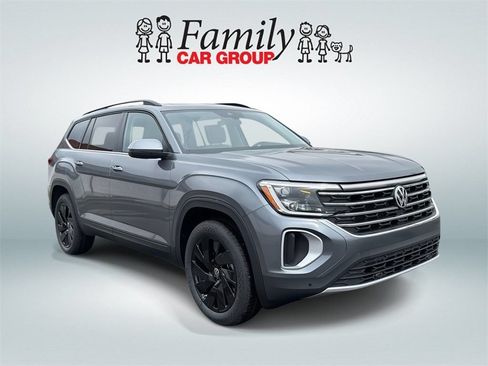 Used 2025 Volkswagen Atlas SE FWD image 2