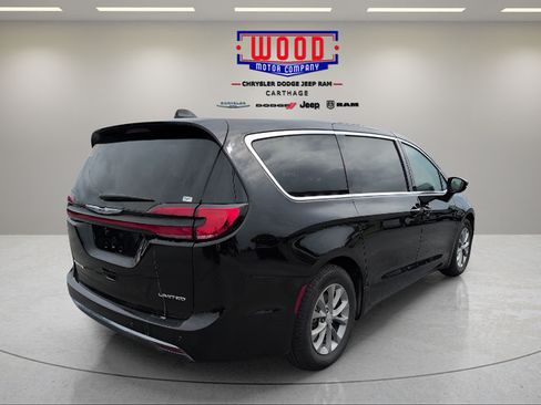 Used 2026 Chrysler Pacifica Limited FWD image 3