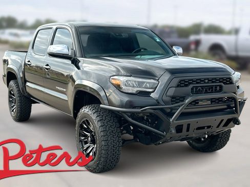 Used 2022 Toyota Tacoma Limited image 1