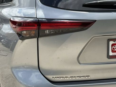 Used 2024 Toyota Highlander XLE FWD image 6