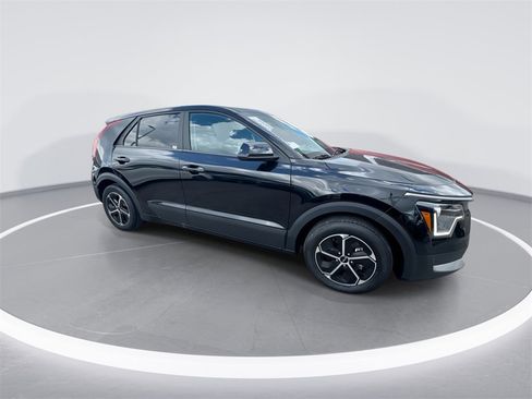 Used 2024 Kia Niro LX image 2