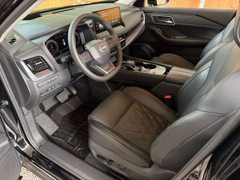 Used 2025 Nissan Rogue Platinum w/ Platinum Premium Package FWD image 2