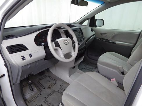 Used 2013 Toyota Sienna L image 14