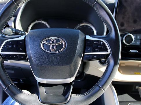 Used 2023 Toyota Highlander L image 12
