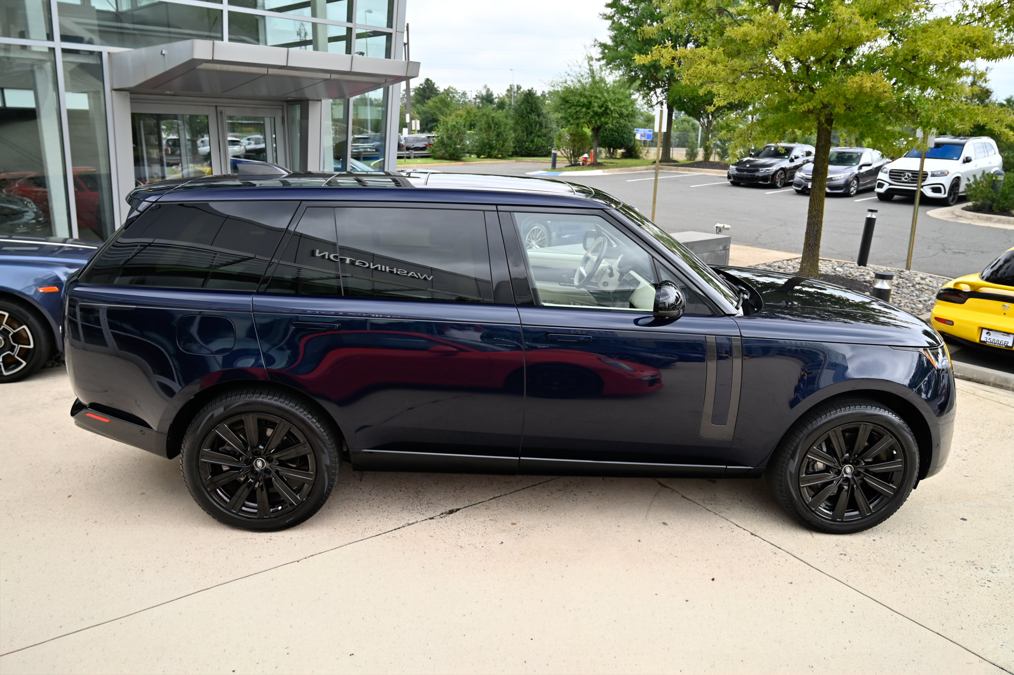 Used 2023 Land Rover Range Rover Long Wheelbase SE AWD/4WD image 3
