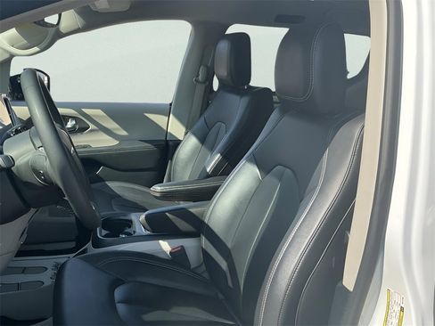 Used 2024 Chrysler Pacifica Select image 41