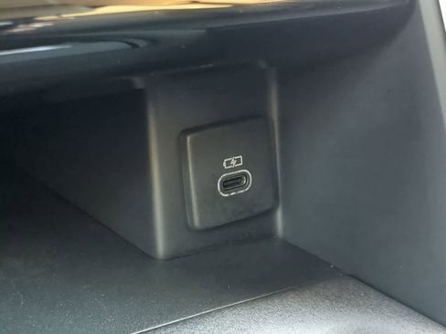 Certified 2024 Land Rover Discovery S image 33