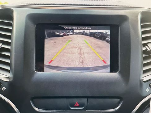 Used 2019 Jeep Cherokee Latitude Plus w/ Comfort/Convenience Group AWD/4WD image 17