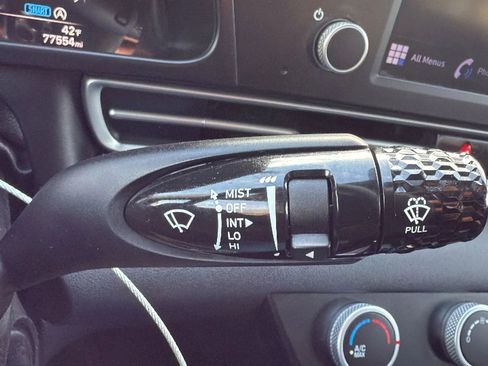 Used 2021 Hyundai Elantra SE image 13