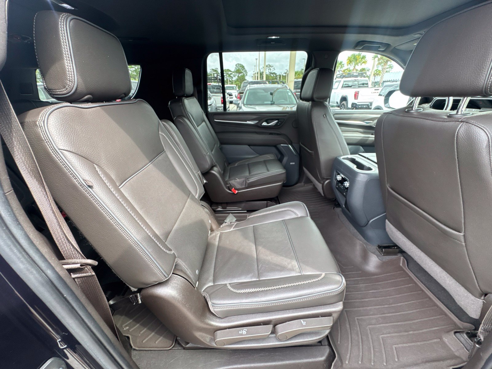 Used 2022 GMC Yukon XL Denali w/ Denali Premium Package AWD/4WD image 17