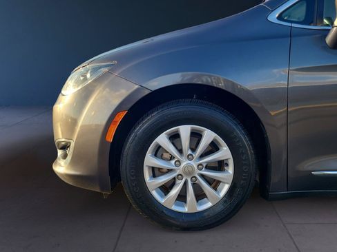 Used 2017 Chrysler Pacifica Touring-L FWD image 9
