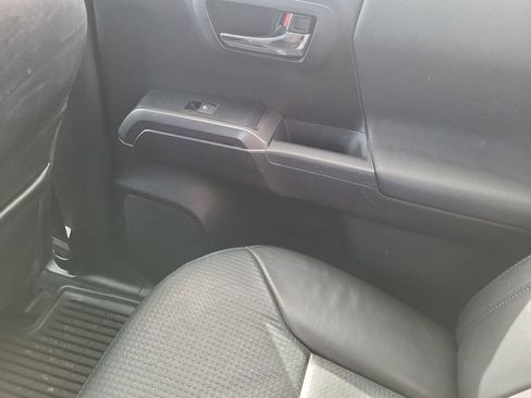 Used 2019 Toyota Tacoma TRD Sport image 14