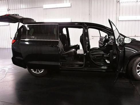 Used 2026 Chrysler Pacifica Limited FWD image 31
