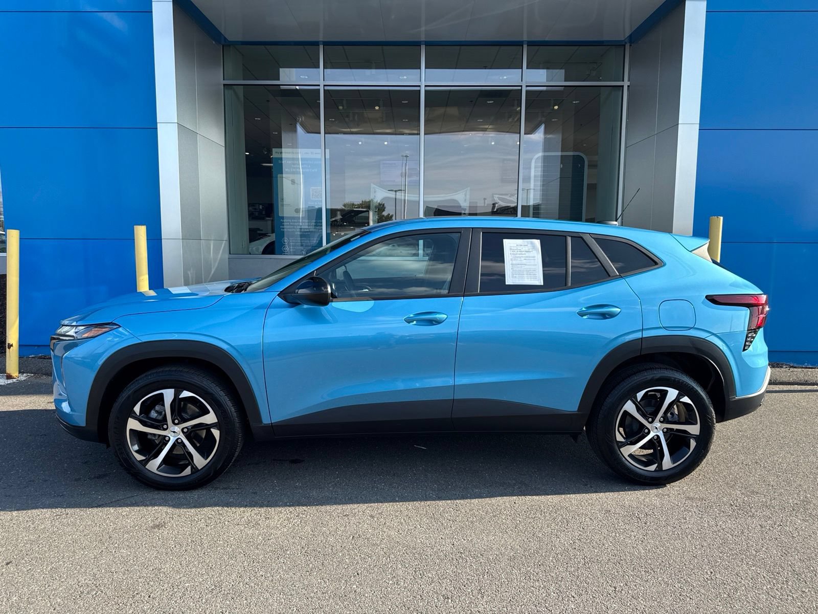Used 2025 Chevrolet Trax RS w/ Sunroof Package FWD image 9