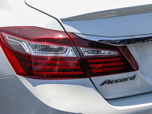 Used 2016 Honda Accord Touring image 9