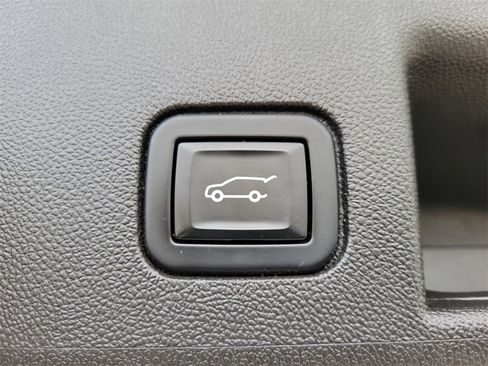 Used 2022 Chevrolet Equinox LT w/ Driver Convenience Package image 9