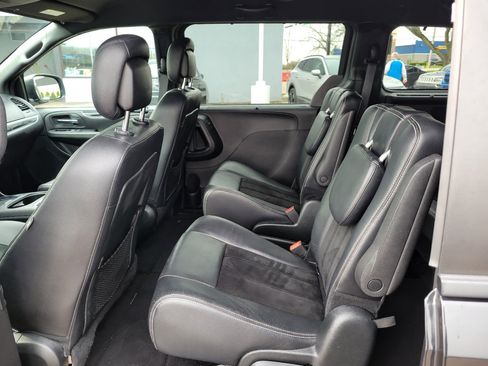 Used 2017 Dodge Grand Caravan SXT w/ Driver Convenience Group image 12