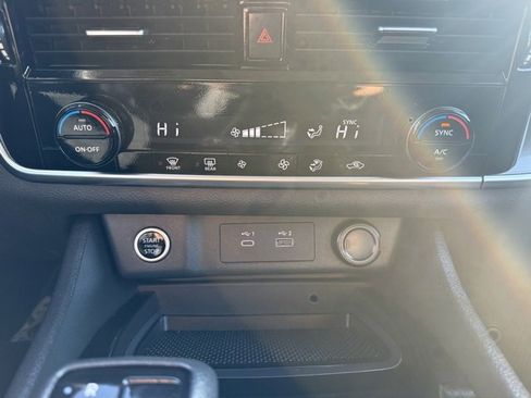 Used 2022 Nissan Rogue SV image 24