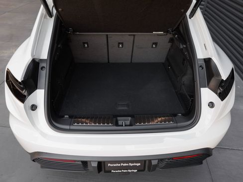 Certified 2025 Porsche Macan 4S Electric AWD/4WD image 30
