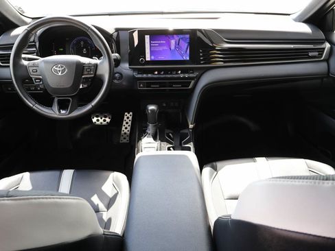 Used 2025 Toyota Camry SE FWD image 11