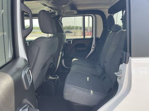 Used 2025 Jeep Gladiator Sport image 16