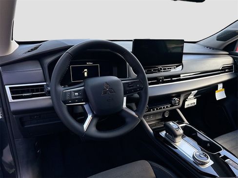New 2025 Mitsubishi Outlander SE image 9