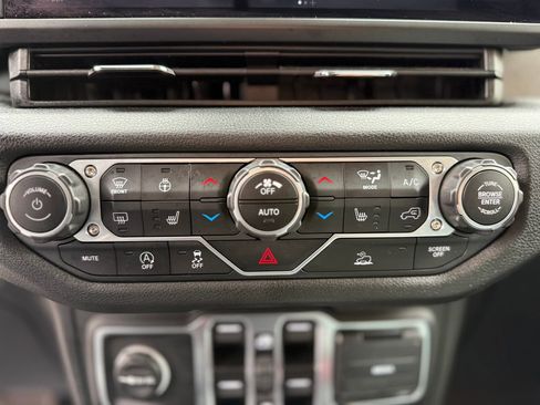 Used 2025 Jeep Wrangler Willys image 21