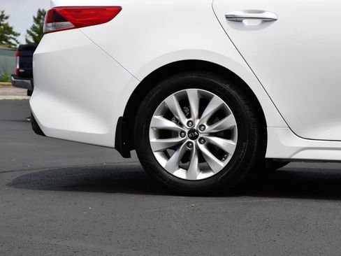 Used 2018 Kia Optima LX w/ 17" Alloy Wheels Package FWD image 10