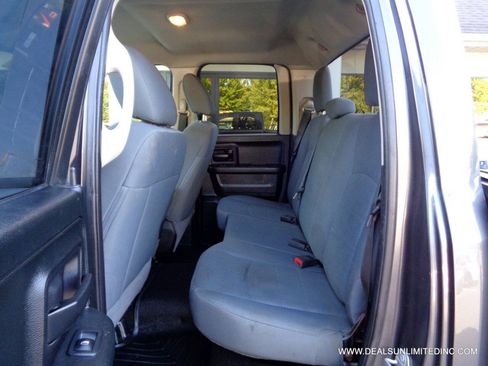 Used 2018 RAM 1500 Express AWD/4WD image 14