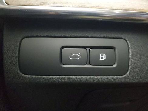 Certified 2025 Volvo XC90 T8 Plus w/ Protection Package Premier AWD/4WD image 33