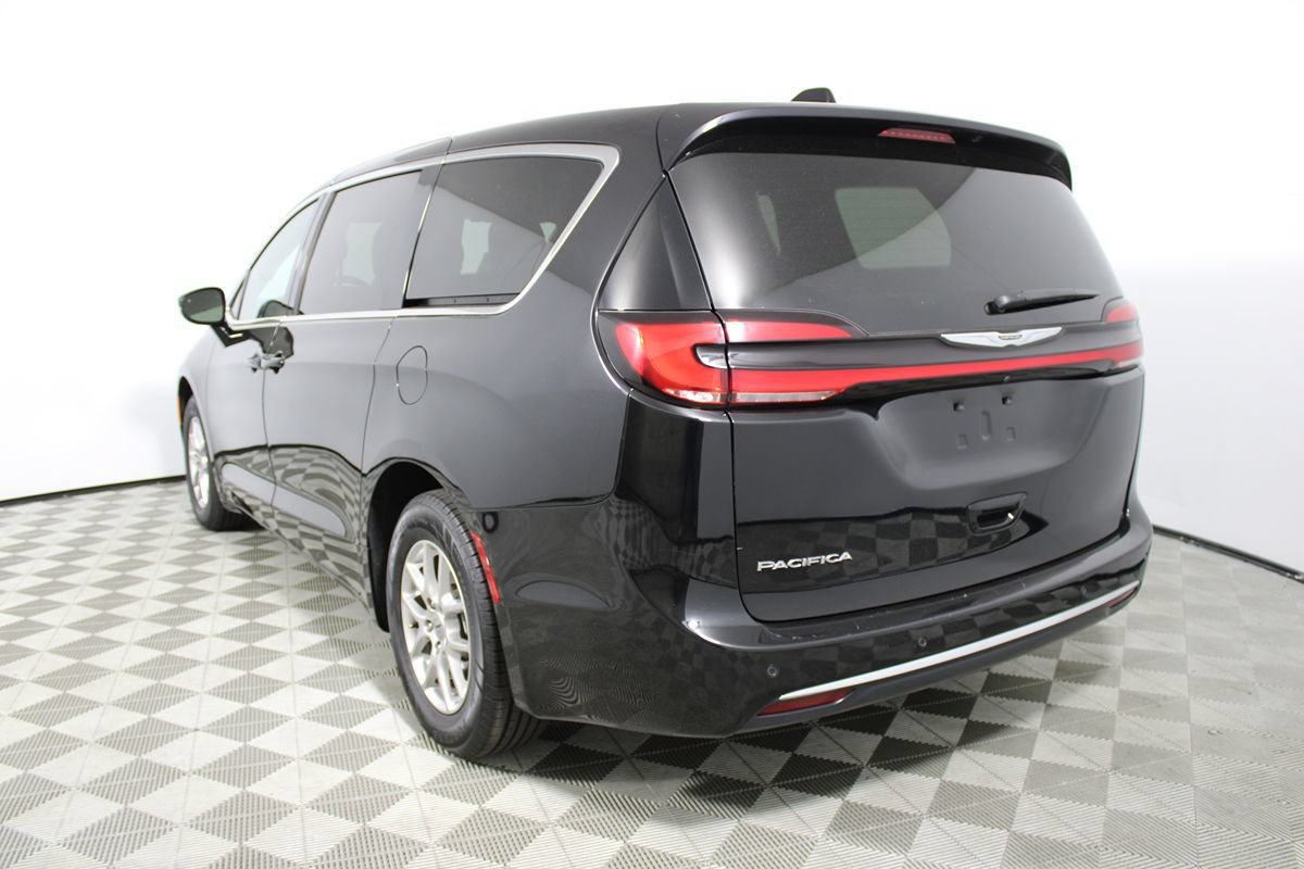 Used 2025 Chrysler Pacifica Select FWD image 34