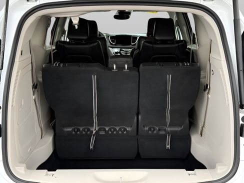 Used 2022 Chrysler Pacifica Touring-L FWD image 9