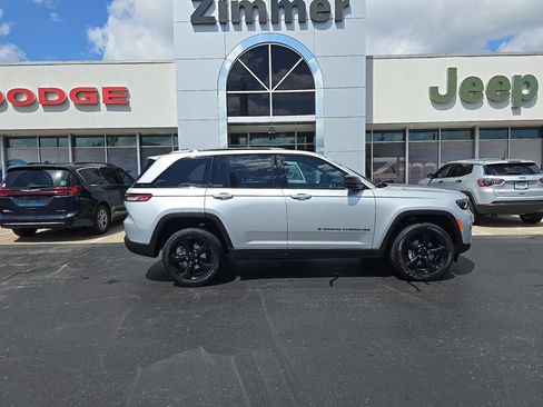 New 2025 Jeep Grand Cherokee Altitude image 9