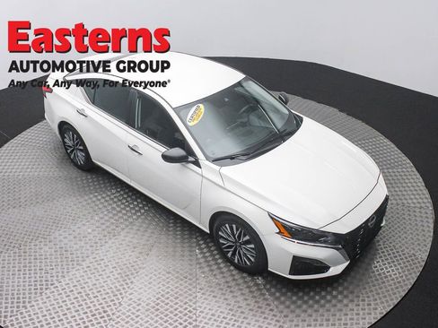 Used 2025 Nissan Altima 2.5 SV FWD image 3
